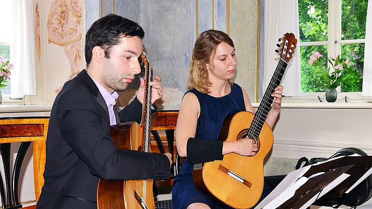 Giorgi Grigorashvili und seine Partnerin Sonja Schweser, das Gitarrenduo &bdquo;Quintessenz&ldquo;, boten schwierigste Gitarrenmusik aus vielen Jahrhunderten.