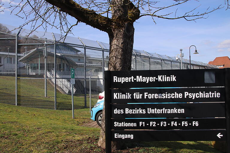 Wie konnte sich ein Straftäter zweimal kurz hintereinander dem Maßregelvollzug entziehen und aus der Forensik in Lohr flüchten? Wie konnte sich ein Straftäter zweimal kurz hintereinander dem Maßregelvollzug entziehen und aus der Forensik in Lohr flüchten?