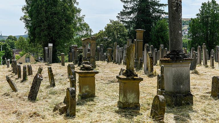 Die abgebrochene Säule rechts symbolisiert, dass ein Leben hier früh zu Ende ging oder die verstorbene Person keine Nachkommen hatte. Die abgebrochene Säule rechts symbolisiert, dass ein Leben hier früh zu Ende ging oder die verstorbene Person keine Nachkommen hatte. 