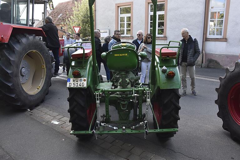 Saatmarkt mit Schleppertreffen in Remlingen. Mehr als 40 Verkaufsstände und viel Informationen in den bunt geschmückten Höfen und Gassen Saatmarkt mit Schleppertreffen in Remlingen. Mehr als 40 Verkaufsstände und viel Informationen in den bunt geschmückten Höfen und Gassen