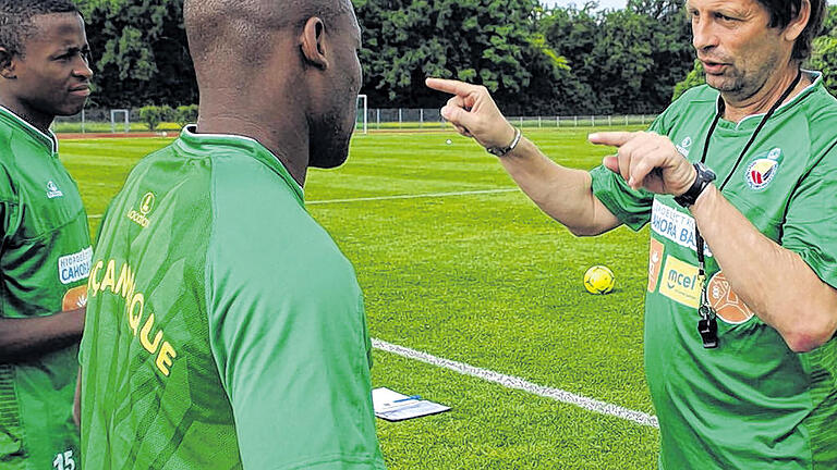 „Wir nehmen Namibia als letzten Test sehr ernst“: Gerd Engels trainiert seit Oktober 2011 die Nationalmannschaft Mosambiks und bestreitet am Samstag in Würzburg ein Testspiel gegen Namibia. „Wir nehmen Namibia als letzten Test sehr ernst“: Gerd Engels trainiert seit Oktober 2011 die Nationalmannschaft Mosambiks und bestreitet am Samstag in Würzburg ein Testspiel gegen Namibia.