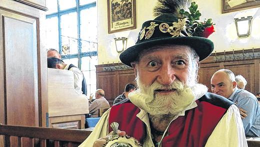 No a Maß! Andre Bandel kommt seit 62 Jahren jede Woche ins Münchner Hofbräuhaus. Hier trinkt er die Maß Bier aus seinem eigenen Steinkrug, der vom Wirt extra für ihn aufbewahrt wird – ein Privileg, das er mit 615 Stammgästen teilt. No a Maß! Andre Bandel kommt seit 62 Jahren jede Woche ins Münchner Hofbräuhaus. Hier trinkt er die Maß Bier aus seinem eigenen Steinkrug, der vom Wirt extra für ihn aufbewahrt wird – ein Privileg, das er mit 615 Stammgästen teilt.