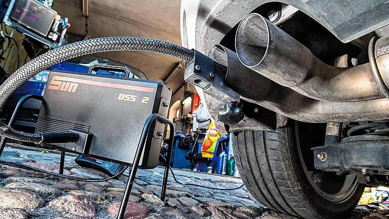 Abgasuntersuchung       -  Das EU-Parlament hat den geplanten neuen Rahmen für realistischere Abgastests für Dieselfahrzeuge akzeptiert.