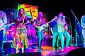 Lange Haare, noch längere Gitarrensoli und bunte Klamotten. All das gehört zum Woodstock-Image. Der gut eingespielten Band gelang es ordentliche Versionen der bekanntesten Woodstock-Klassiker abzuliefern.