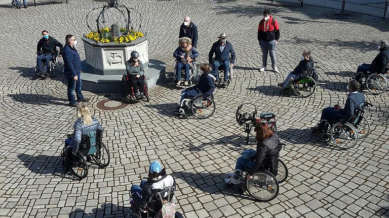 Im Frühjahr war Heribert Übelacker (links stehend) Mitorganisator einer 'Rolli-Tour' durch Bad Brückenau. Auch die Erkenntnisse aus dieser Informationsveranstaltung sollen in die künftige Beiratsarbeit einfließen.       -  Im Frühjahr war Heribert Übelacker (links stehend) Mitorganisator einer 'Rolli-Tour' durch Bad Brückenau. Auch die Erkenntnisse aus dieser Informationsveranstaltung sollen in die künftige Beiratsarbeit einfließen.
