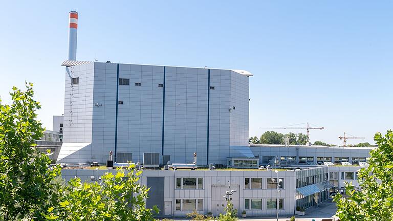 Garchinger Forschungsreaktor FRM II       -  Der Forschungsreaktor München II (FRM II) steht auf dem Gelände der Technischen Universität München (TUM) im Norden der bayerischen Landeshauptstadt. Am Garchinger Forschungsreaktor FRM II war radioaktives C-14 ausgetreten. Nun ist dieser Vorfall neu bewertet worden.