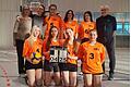 Die Lehrkräfte Edith Marquard und Nora Voit mit den Spielerinnen Emili Cvetko, Barbara Hanzec, Kim Kovrlija, Organisator Michael Huckle, (unten von links) Petra Hanzec, Brikena Preni als Kampfrichterin, Simona Cabahmatenco und Verginia Cabahmatenco.