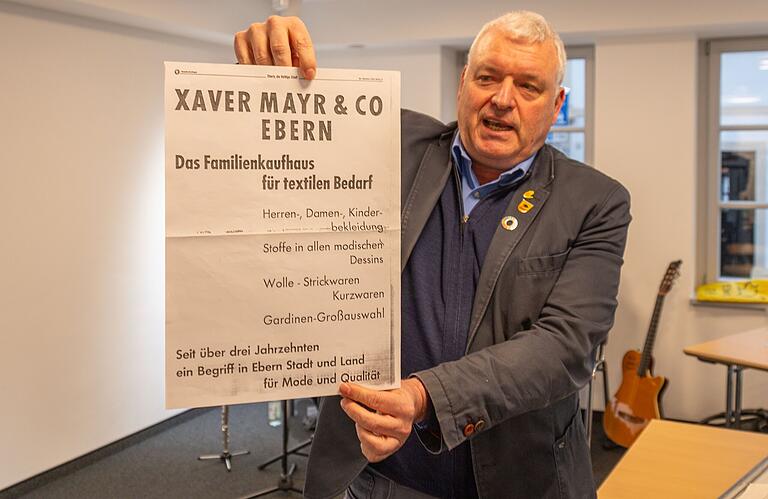 Bürgermeister Jürgen Hennemann (SPD) präsentierte eine Werbeseite aus längst vergangenen Zeiten. Bürgermeister Jürgen Hennemann (SPD) präsentierte eine Werbeseite aus längst vergangenen Zeiten.