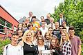 Gruppenbild: (vorn) Lehrerin Annette Schmitt mit ihrer Klasse 8a; (hinten, von links) Ulrike Steinigke von der Firma Steinigke Showtechnik, der Schulverbandsvorsitzende Klaus Schmidt, Bürgermeisterin von Hettstadt Andrea Rothenbucher, Schulleiter Manfred Glock, leitender Schulamtsdirektor Erwin Pfeuffer, Geschäftsführer der bayme vbm vbw Geschäftsstelle Unterfranken, Michael Bischof, Elisa Fürbeck, Projektleitung beachmanager Bayern, bbw.