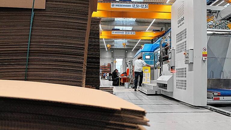 Solche Kartons aus Wellpappe wie im Vordergrund lassen sich mit den Göpfert-Maschinen formen und bedrucken. Solche Kartons aus Wellpappe wie im Vordergrund lassen sich mit den Göpfert-Maschinen formen und bedrucken.