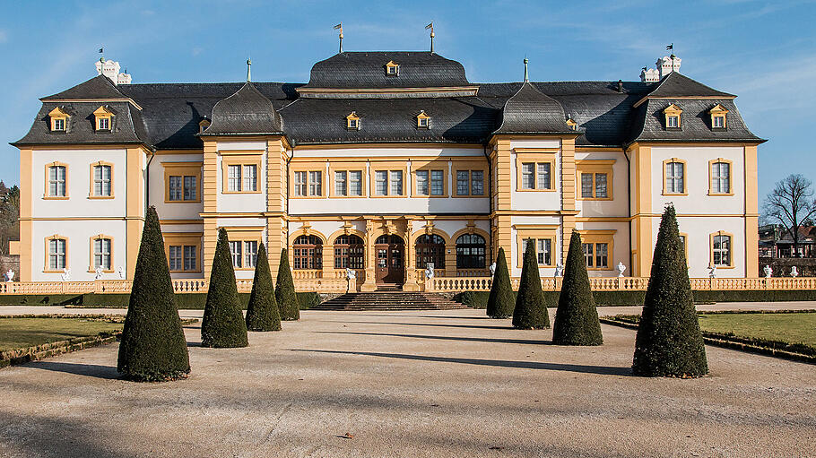 Schloss Veitshöchheim       -  Sehenswert im Schloss Veitshöchheim sind unter anderem die Stuckaturen und seltene Papiertapeten.