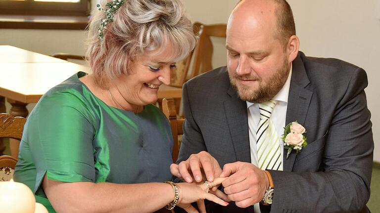 Mathias Gruber steckt seiner frisch angetrauten Frau Ruth Albrecht den Ring an den Finger. Mathias Gruber steckt seiner frisch angetrauten Frau Ruth Albrecht den Ring an den Finger.