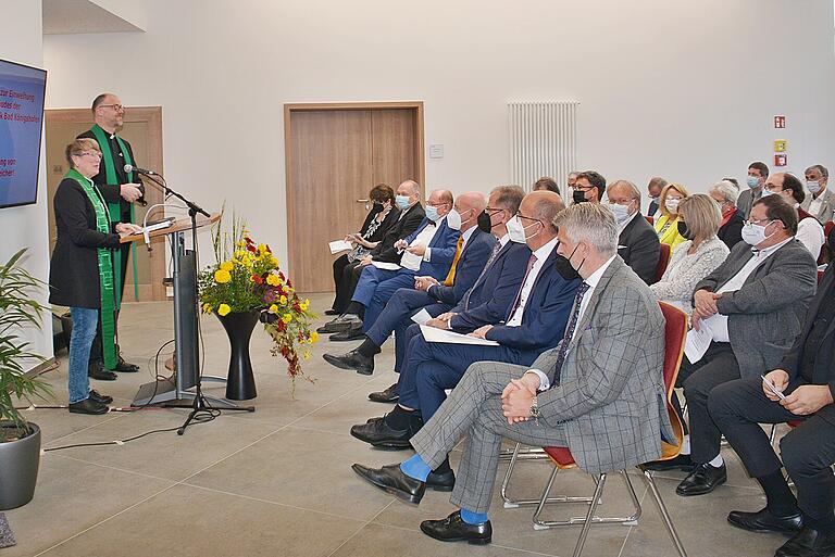 Pfarrerin Tina Mertten und stellvertretender Dekan Thomas Menzel segneten das neue Gebäude Pfarrerin Tina Mertten und stellvertretender Dekan Thomas Menzel segneten das neue Gebäude