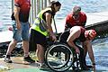 Beim MainCityTriathlon am Schweinfurter Baggersee hilft Tayfun Seyhan von der Abteilung Laufen-Triathlon der Turngemeinde 1848 Schweinfurt dem Teilnehmer Jan Froede am Schwimmausstieg in den Rollstuhl.