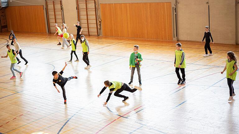 Die Kinder und Jugendlichen des Tagesheims am EGM dürfen in ihrer freien Zeit auch die Turnhalle nutzen. Die Kinder und Jugendlichen des Tagesheims am EGM dürfen in ihrer freien Zeit auch die Turnhalle nutzen.