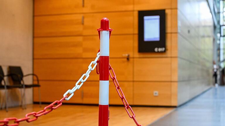 Schwierige Wahrheitssuche unter Ausschluss der Öffentlichkeit: Im Prozess um den Tod von Sabine B. 1993 in Wiesenfeld hat das Landgericht Würzburg inzwischen zahlreiche Zeuginnen und Zeugen befragt. Schwierige Wahrheitssuche unter Ausschluss der Öffentlichkeit: Im Prozess um den Tod von Sabine B. 1993 in Wiesenfeld hat das Landgericht Würzburg inzwischen zahlreiche Zeuginnen und Zeugen befragt.