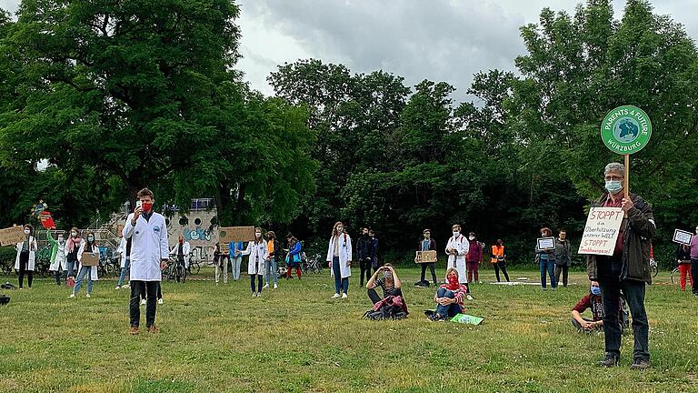 Neustart nach der Corona-Pause: Rund 100 Menschen haben am Freitag an einer Fridays For Future-Kundgebung auf den Mainwiesen teilgenommen. Neustart nach der Corona-Pause: Rund 100 Menschen haben am Freitag an einer Fridays For Future-Kundgebung auf den Mainwiesen teilgenommen.