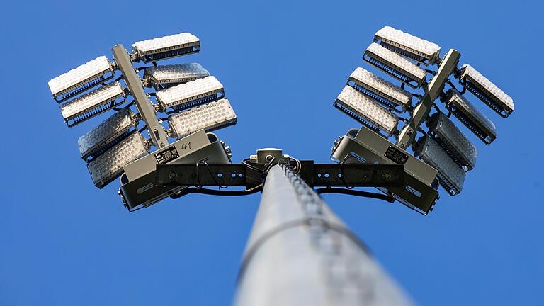 Der ETSV Würzburg hat seine Flutlichtanlage auf seiner Sportanlage auf LED-Leuchtkörper umgestellt. In den Flutlichtern sind pro Strahler mehrere hundert Dioden verbaut, die alle einen schmalen Lichtstrahl auf dem Sportplatz schicken. Durch die Vielzahl dieser Strahlen wird eine große Fläche beleuchtet.