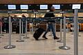 BER       -  Ein Reisender geht mit einem Koffer zu einem Check-in-Schalter von Eurowings.