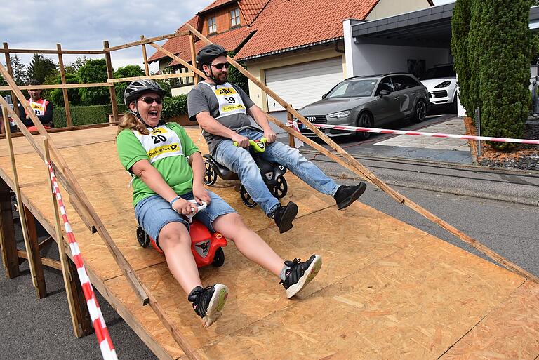 Als Familienevent fest etabliert: Veronika Albert kämpfte auf ihrem getunten Bobby-Car gegen Ehemann Florian. Als Familienevent fest etabliert: Veronika Albert kämpfte auf ihrem getunten Bobby-Car gegen Ehemann Florian.