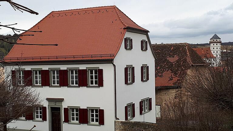 Nachher: So präsentiert sich das Rimparer Pfarrhaus nach der Sanierung (im Hintergrund ist Schloss Grumbach zu sehen). Mittlerweile gibt es jedoch bei den Mitgliedern der Kirchenverwaltung Ärger um die Abrechnung der Sanierungskosten. Nachher: So präsentiert sich das Rimparer Pfarrhaus nach der Sanierung (im Hintergrund ist Schloss Grumbach zu sehen). Mittlerweile gibt es jedoch bei den Mitgliedern der Kirchenverwaltung Ärger um die Abrechnung der Sanierungskosten.