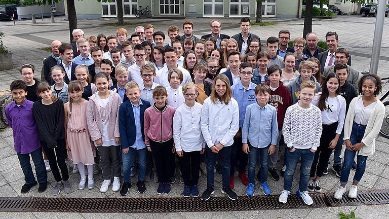 Würzburgs erfolgreichste junge Sportlerinnen und Sportler vor der Ehrung mit Oberbürgermeister Christian Schuchardt (hinten rechts), Stadträten und Vereinsfunktionären vor dem Felix-Fechenbach-Haus. Würzburgs erfolgreichste junge Sportlerinnen und Sportler vor der Ehrung mit Oberbürgermeister Christian Schuchardt (hinten rechts), Stadträten und Vereinsfunktionären vor dem Felix-Fechenbach-Haus.