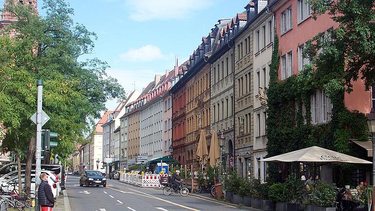 Ein Blick auf die Fassaden der Neubaustraße: Stadtheimatpfleger Hans Steidle erkundet am Tag des offenen Denkmals Geheimnisse der Innenstadt. Ein Blick auf die Fassaden der Neubaustraße: Stadtheimatpfleger Hans Steidle erkundet am Tag des offenen Denkmals Geheimnisse der Innenstadt.