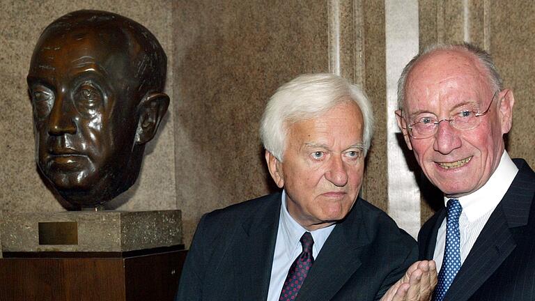 Edzard Reuter - Edzard Reuter, ehemaliger Vorstandsvorsitzender der Daimler-Benz AG, ist am 27. Oktober 2024 im Alter von 96 Jahren in Stuttgart gestorben - hier mit Altbundespräsident Richard von Weizsäcker. Edzard Reuter - Edzard Reuter, ehemaliger Vorstandsvorsitzender der Daimler-Benz AG, ist am 27. Oktober 2024 im Alter von 96 Jahren in Stuttgart gestorben - hier mit Altbundespräsident Richard von Weizsäcker.