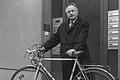 Ein Archivbild aus dem Jahr 1996 zeigt Erich Felgenhauer im OB-Wahlkampf. Auch da war er mit seinem Fahrrad unterwegs.