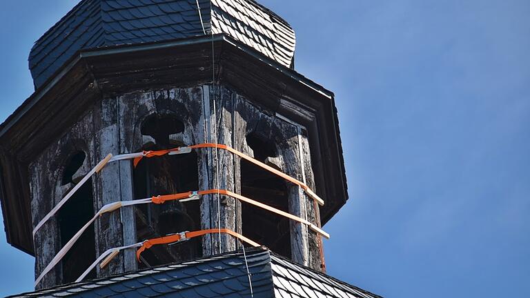 Mit starken Bändern ist die Laterne des Bad Königshöfer Kirchturms umspannt. Diese Bänder dienen der Arbeitssicherung. Von der Laterne geht keine Gefahr aus. Mit starken Bändern ist die Laterne des Bad Königshöfer Kirchturms umspannt. Diese Bänder dienen der Arbeitssicherung. Von der Laterne geht keine Gefahr aus.