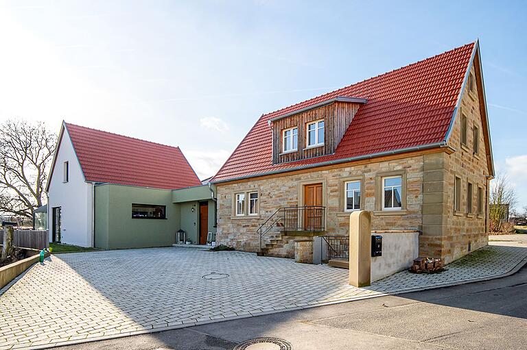 Steinhaus plus Anbau:
Wieder ansehnlich ist das alte Steinhaus in Ebertshausen geworden, das mit seinem neuen Anbau genügend Wohnraum für die junge Familie Rudolph/Merthen bietet. Steinhaus plus Anbau:
Wieder ansehnlich ist das alte Steinhaus in Ebertshausen geworden, das mit seinem neuen Anbau genügend Wohnraum für die junge Familie Rudolph/Merthen bietet.