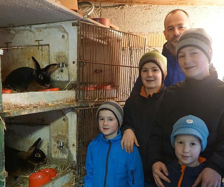 Familie Keßler bei den Hasenställen der Loh schwarz Kaninchen mit von links Julian, Bastian, Vater Stefan, Philipp und Simon Familie Keßler bei den Hasenställen der Loh schwarz Kaninchen mit von links Julian, Bastian, Vater Stefan, Philipp und Simon