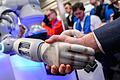 Handschlag mit dem Roboter: Auf der Hannover Messe drehte sich in der ersten Aprilwoche alles um Vernetzung, lernende Maschinen und das Internet der Dinge.