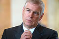 ARCHIV - 03.06.2014, Niedersachsen, Göttingen: Prinz Andrew von Großbritannien während eines Besuchs an der Georg-August-Universität. Der britische Prinz Andrew will sich im Rechtsstreit um Missbrauchsvorwürfe einem Geschworenenprozess stellen. Das geht aus einem Dokument hervor, das seine Anwälte am Mittwoch vor Gericht in New York einreichten. Foto: Swen Pförtner/dpa +++ dpa-Bildfunk +++