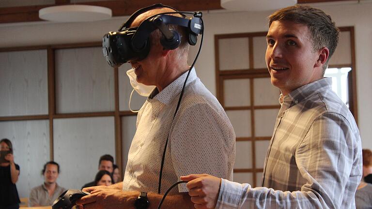 Bürgermeister Stefan Paulus taucht unter Anleitung eines Studenten des Studiengangs Geovisualisierung via Virtual-Reality in einen Entwurf des Maininformationszentrums ein. Bürgermeister Stefan Paulus taucht unter Anleitung eines Studenten des Studiengangs Geovisualisierung via Virtual-Reality in einen Entwurf des Maininformationszentrums ein. 