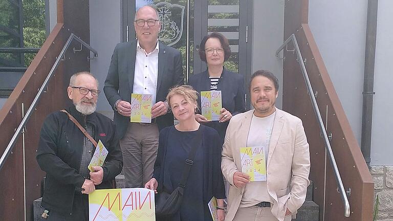 Bürgermeister Waldemar Brohm (hinten links) und die Vorsitzende des mainARTkulturvereins Brigitte Laudenbacher (hinten rechts) präsentieren das Programm der diesjährigen mainART. Mit dabei die drei Kunstschaffenden (vorne von links) Tilmar Hornung, Claudia Wührl und Sebastian Mulfinger.