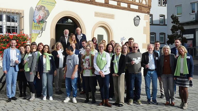Die Freude über die erfolgreichen Aktionen der Zukunftswerkstatt wurde beim Abschlussfoto deutlich. Die Freude über die erfolgreichen Aktionen der Zukunftswerkstatt wurde beim Abschlussfoto deutlich. 