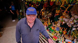 Ernst Langert und seine Osterscheune im thüringischen Hellingen nahe der Landkreise Rhön-Grabfeld. 30.000 Ostereier und 600 Osterhasen locken alt und jung in das kleine Dorf.