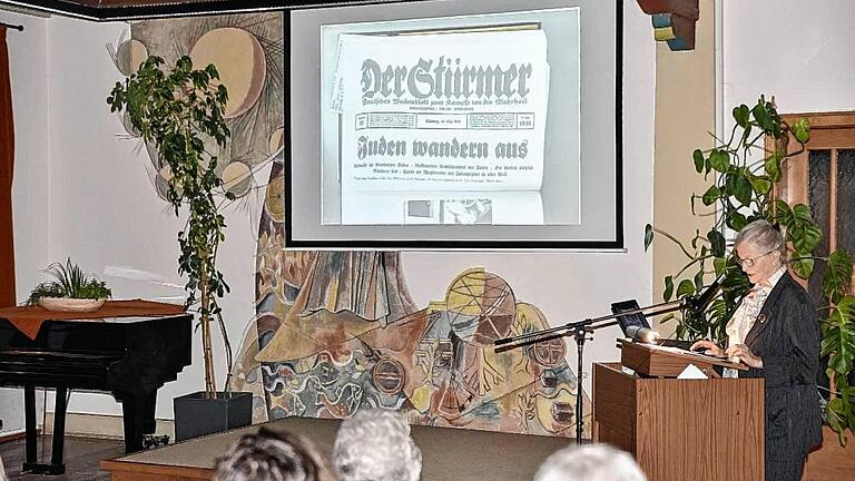 Die Irrfahrt des Flüchtlings-Dampfers - (sn) Mit dem Vortrag über eine Flüchtlingstragödie im Jahr 1939 „Die Irrfahrt der St. Louis von Hamburg nach Havanna“ eröffnete Dr. Ruth Schlette, Historikerin aus Bonn, im Rathaussaal das Wintersemester des VBW Königsberg. Mit zeitweise bewegenden aber immer historisch fundierten Worten schilderte sie die Fahrt des Kreuzfahrtschiffs der Hamburg-Amerika-Linie, das am 13. Mai 1939 in Hamburg die Anker zu einer Sonderfahrt lichtete. Über 900 deutsche und österreichische Juden – ganze Familien, Junge und Alte, die meisten Männer gerade aus Konzentrationslagern entlassen – hatten den Strohhalm der Auswanderung nach Kuba ergriffen. Andere Länder hatten längst die Grenzen für jüdische Flüchtlinge geschlossen. Noch vor der Ankunft in Havanna wurde aber klar, dass die kubanische Regierung die mühsam erworbenen Einreisepapiere doch nicht anerkannte. Nach fünf Tagen zäher Verhandlungen musste das Schiff mit den verzweifelten Passagieren an Bord wieder Kurs auf Hamburg nehmen. Den Versuch, Miami anzulaufen, vereitelte die amerikanische Küstenwache. In buchstäblich letzter Minute erhörten die Regierungen der Niederlande, Belgiens, Frankreichs und des Vereinigten Königreichs die Hilferufe und das Schiff konnte in Antwerpen vor Anker gehen, von wo aus die Passagiere in diese Länder einreisen konnten. Die Irrfahrt des Flüchtlings-Dampfers - (sn) Mit dem Vortrag über eine Flüchtlingstragödie im Jahr 1939 „Die Irrfahrt der St. Louis von Hamburg nach Havanna“ eröffnete Dr. Ruth Schlette, Historikerin aus Bonn, im Rathaussaal das Wintersemester des VBW Königsberg. Mit zeitweise bewegenden aber immer historisch fundierten Worten schilderte sie die Fahrt des Kreuzfahrtschiffs der Hamburg-Amerika-Linie, das am 13. Mai 1939 in Hamburg die Anker zu einer Sonderfahrt lichtete. Über 900 deutsche und österreichische Juden – ganze Familien, Junge und Alte, die meisten Männer gerade aus Konzentrationslagern entlassen – hatten den Strohhalm der Auswanderung nach Kuba ergriffen. Andere Länder hatten längst die Grenzen für jüdische Flüchtlinge geschlossen. Noch vor der Ankunft in Havanna wurde aber klar, dass die kubanische Regierung die mühsam erworbenen Einreisepapiere doch nicht anerkannte. Nach fünf Tagen zäher Verhandlungen musste das Schiff mit den verzweifelten Passagieren an Bord wieder Kurs auf Hamburg nehmen. Den Versuch, Miami anzulaufen, vereitelte die amerikanische Küstenwache. In buchstäblich letzter Minute erhörten die Regierungen der Niederlande, Belgiens, Frankreichs und des Vereinigten Königreichs die Hilferufe und das Schiff konnte in Antwerpen vor Anker gehen, von wo aus die Passagiere in diese Länder einreisen konnten.