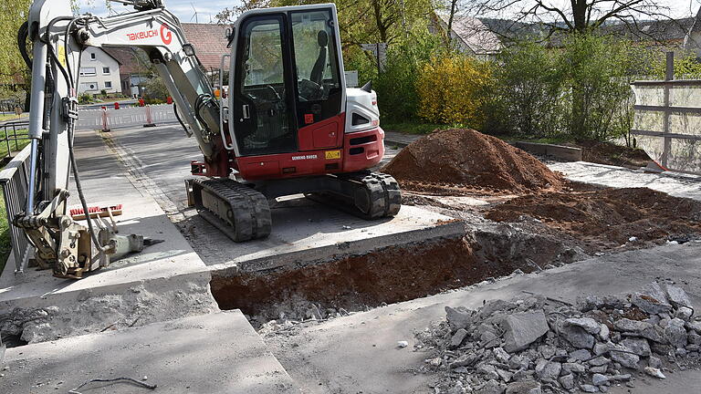 Tauber- und Mühlbachbrücke komplett gesperrt Tauber- und Mühlbachbrücke komplett gesperrt