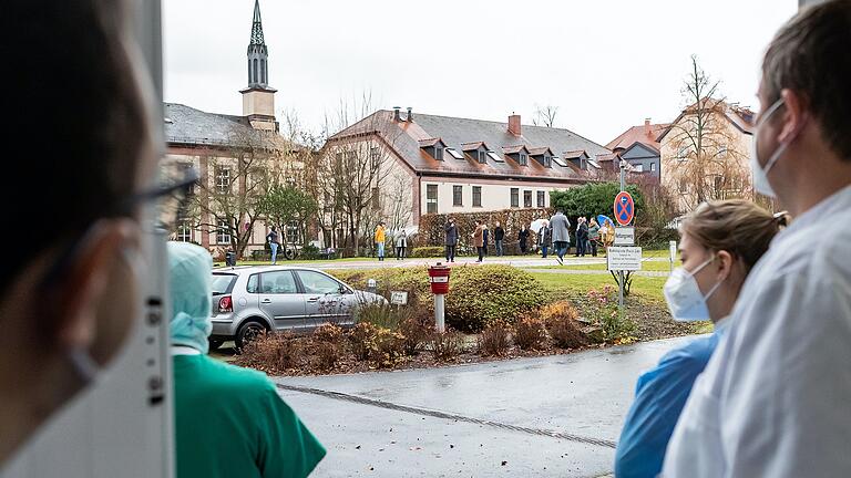 Abschied unter freiem Himmel: Viele Beschäftigte verfolgten die kleine Feier von den Türen und Fenstern des Klinikums aus und verabschiedeten Gabriele Frings mit Beifall. Abschied unter freiem Himmel: Viele Beschäftigte verfolgten die kleine Feier von den Türen und Fenstern des Klinikums aus und verabschiedeten Gabriele Frings mit Beifall.