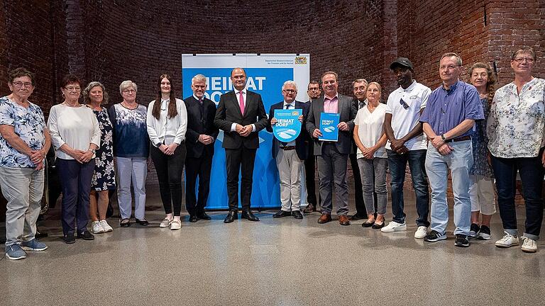 Finanz- und Heimatminister Albert Füracker verleiht das Gütesiegel Heimatdorf 2023 an die Gemeinde Aidhausen. Finanz- und Heimatminister Albert Füracker verleiht das Gütesiegel Heimatdorf 2023 an die Gemeinde Aidhausen.