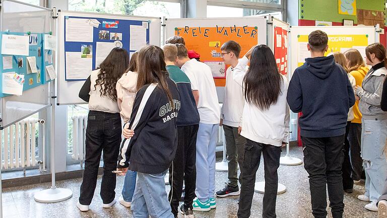 Im Vorfeld der Wahl hat sich die 11. Klasse des Walther-Rathenau-Gymnasiums in mehreren Unterrichtsstunden mit dem politischen System und den Parteien beschäftigt. Über die daraus entstandenen Plakate konnten sich die anderen Mitschüler vor der Wahl informieren. Im Vorfeld der Wahl hat sich die 11. Klasse des Walther-Rathenau-Gymnasiums in mehreren Unterrichtsstunden mit dem politischen System und den Parteien beschäftigt. Über die daraus entstandenen Plakate konnten sich die anderen Mitschüler vor der Wahl informieren.