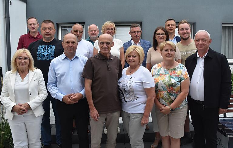 Freunde besuchen Freunde (von links, untere Reihe): Kreisrätin Zdzislawa Kall, Staatssekretär Henryk Kiepura, Landrat Wilhelm Schneider, Bürgermeisterin Miroslava Pelc, Larissa Maydell-Schneider und Landrat Dariusz Pilśniak. Hintere Reihe, von links: stellvertretender Landrat Michael Ziegler, Pavlo Osipow (Leiter der Abteilung für Wirtschaft, Investitionen und Entwicklung), Alexander Pelc, Pfarrer und Dolmetscher Dr. Jaroslaw Woch, stellvertretende Landrätin Birgit Bayer, Andrzey Wastalski (Leiter der Abteilung für Bürger- und Krisenmanagement), Kreisrätin Aneta Kiepura, stellvertretender Landrat Karol Wers und Fahrer Henri Nicklaus. Freunde besuchen Freunde (von links, untere Reihe): Kreisrätin Zdzislawa Kall, Staatssekretär Henryk Kiepura, Landrat Wilhelm Schneider, Bürgermeisterin Miroslava Pelc, Larissa Maydell-Schneider und Landrat Dariusz Pilśniak. Hintere Reihe, von links: stellvertretender Landrat Michael Ziegler, Pavlo Osipow (Leiter der Abteilung für Wirtschaft, Investitionen und Entwicklung), Alexander Pelc, Pfarrer und Dolmetscher Dr. Jaroslaw Woch, stellvertretende Landrätin Birgit Bayer, Andrzey Wastalski (Leiter der Abteilung für Bürger- und Krisenmanagement), Kreisrätin Aneta Kiepura, stellvertretender Landrat Karol Wers und Fahrer Henri Nicklaus.