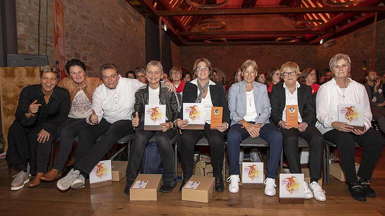 Urkunden statt Kaffee-Service: Die Fußball-Europameisterinnen von 1989 wurden bei der Lotte-Gala in Würzburg ausgezeichnet. Tina Theune (rechts) erhielt außerdem den Ehrenpreis. Urkunden statt Kaffee-Service: Die Fußball-Europameisterinnen von 1989 wurden bei der Lotte-Gala in Würzburg ausgezeichnet. Tina Theune (rechts) erhielt außerdem den Ehrenpreis.
