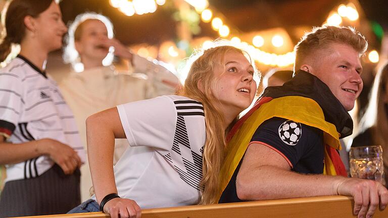 Bei der EM 2021 verfolgten zahlreiche Menschen das Spiel der deutschen Nationalmannschaft im Kiliani-Biergarten. In einigen Würzburger Kneipen ist das gemeinsame Mitfiebern auch 2022 möglich. Bei der EM 2021 verfolgten zahlreiche Menschen das Spiel der deutschen Nationalmannschaft im Kiliani-Biergarten. In einigen Würzburger Kneipen ist das gemeinsame Mitfiebern auch 2022 möglich.