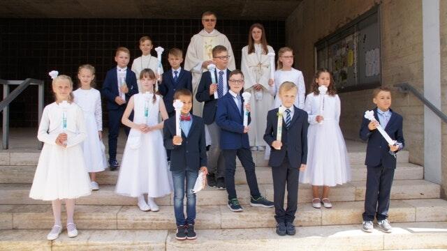 Erinnerungsfoto nach dem Gottesdienst mit Pfarrer Matthias Wolpert auf der Kirchentreppe in Erlenbach.