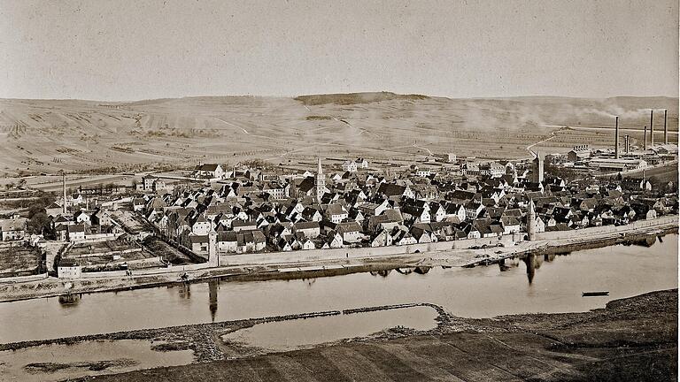 So sah Karlstadt mit der großen Stadtmauer am Main um 1900 aus. Das Bild ist aus der Sammlung Rudi Kalb.