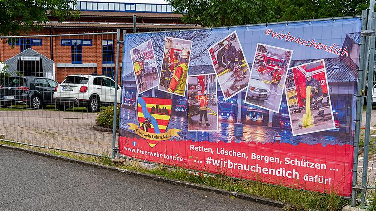 Auch mit Bauzaunbannern wirbt die Feuerwehr um neue Einsatzkräfte.