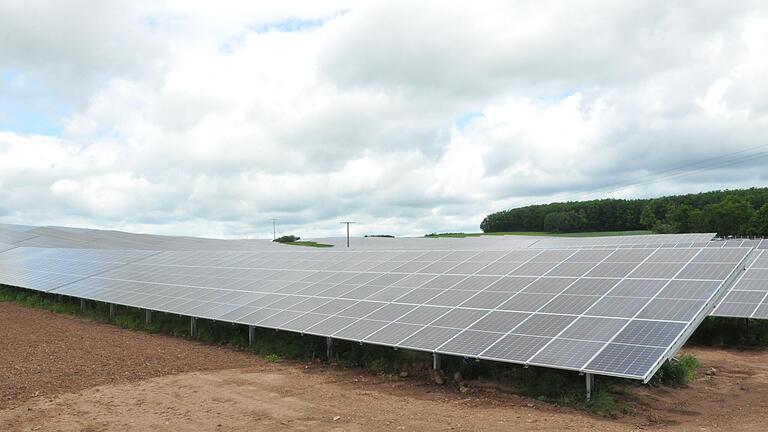 Der neue Solarpark bei Reckertshausen kann 2600 Haushalte mit Strom versorgen.